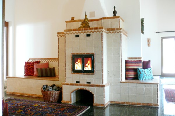 Ein grosser Travetinerofen mit 2 regelbaren beheizten Sitzbaenken wurde im Alentejo gesetzt
