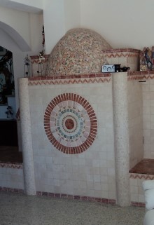 Grosser Travetinerofen mit Saeulen und pektakulaeren Mosaikarbeiten