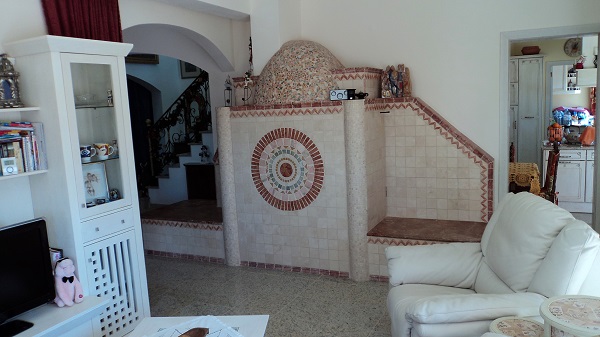 Grosser Travetinerofen mit Saeulen und pektakulaeren Mosaikarbeiten