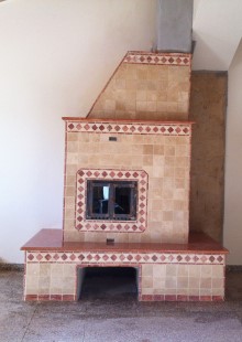 Travetinerofen in beige und roetlichen Toenen.