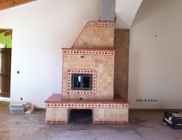 Travetinerofen in beige und roetlichen Toenen.