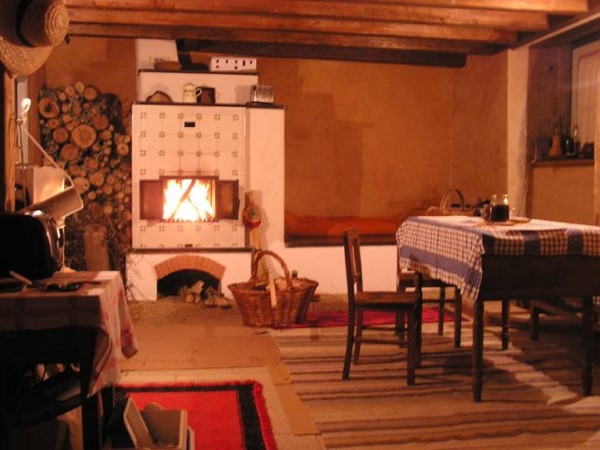 Made in the north of Portugal, this fireplace heats up a coutry house via central heating