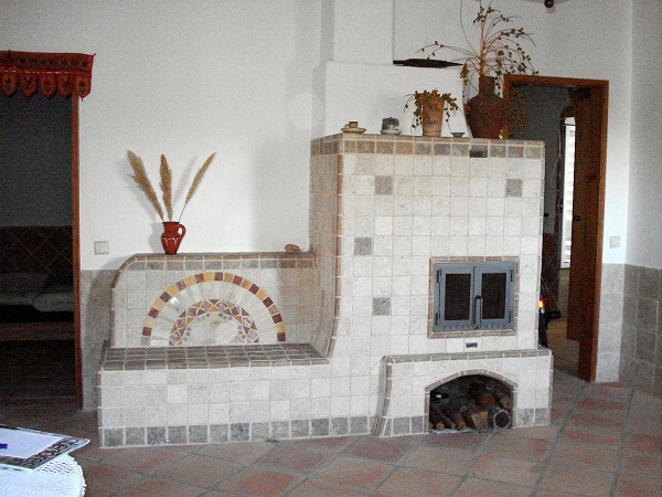 Travetinerofen mit beheizter Sitzbank und wunder schoenen Mosaikarbeiten.