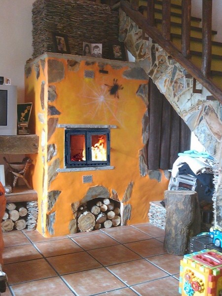 Mit Buntschiefer verkleidete Grundofen beiheizt 4 Zimmer gleichzeitig.