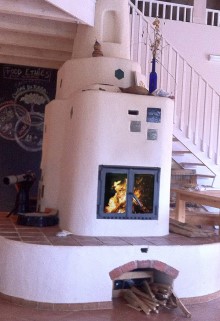 Grosser Grundofen mit Kachelelementen Er steht im Fruehstueksraum eine Hotels und kann mittels         Waermeaustauscher die Arpartments beheitzen.
